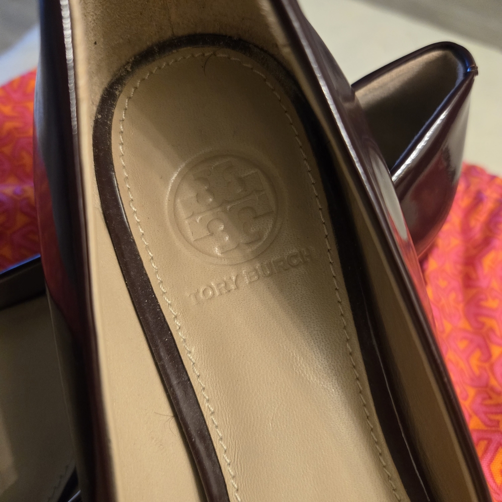 Tory Burch Women's Brown Patent Leather Logo Ballet Flats - Picture 3 of 16